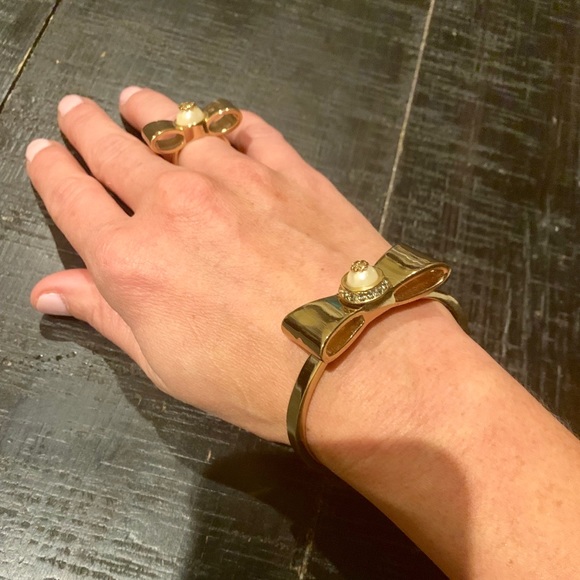 100% Authentic-Tory Burch Gold Pearl Bow Bracelet - Picture 1 of 5